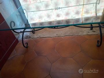 TAVOLINO DA SALOTTO IN FERRO BATTUTO E CRISTALLO