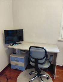 Scrivania con tre cassetti