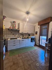 Cucina lineare con forno e lavastoviglie