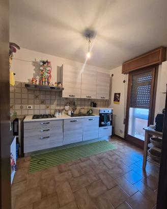 Cucina lineare con forno e lavastoviglie
