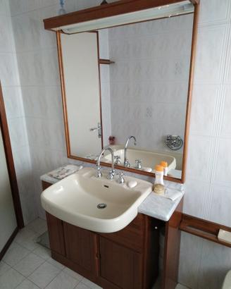 Mobile da bagno vintage, con lavabo e specchiera