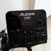 Batteria elettronica con sgabello.