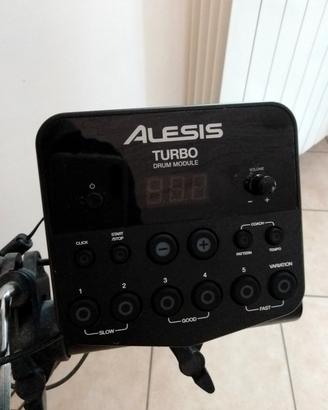 Batteria elettronica con sgabello.