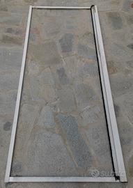 Zanzariera per porta a rullo in alluminio
