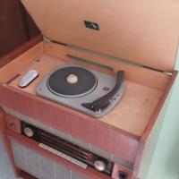 Mobile radio con giradischi