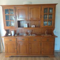 Tavolo con sedie e/o credenza
