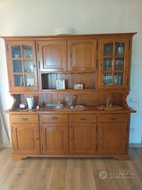 Tavolo con sedie e/o credenza
