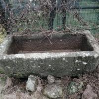 abbeveratoio in pietra 