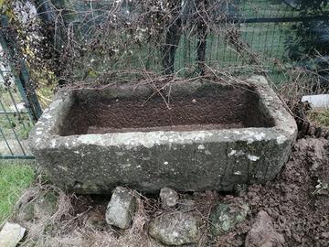 abbeveratoio in pietra 