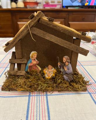Capanna con maria e giuseppe e gesu bambino