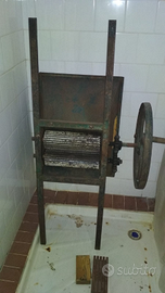 Piagiatrice uva manuale