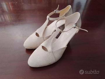 Scarpe di camoscio con tacco