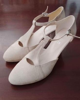 Scarpe di camoscio con tacco