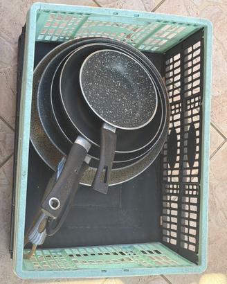 lotto composto da 5 padelle usate più cesta