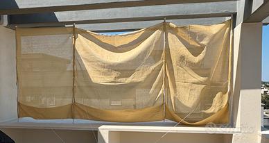 Telo ombreggiante beige con aste telescopiche