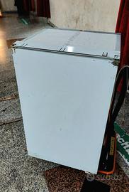 Piccolo frigorifero di marca sconosciuta