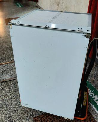 Piccolo frigorifero di marca sconosciuta