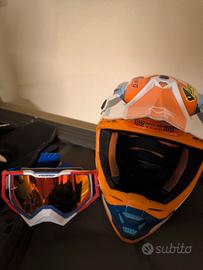casco, occhiali, giubbotto 