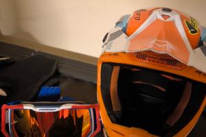 casco, occhiali, giubbotto 
