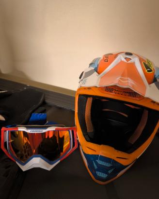 casco, occhiali, giubbotto 