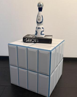 Cubo rivestito in piastrelle lucide