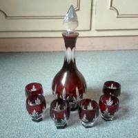 Bottiglia e bicchierini da liquore