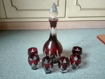 Bottiglia e bicchierini da liquore