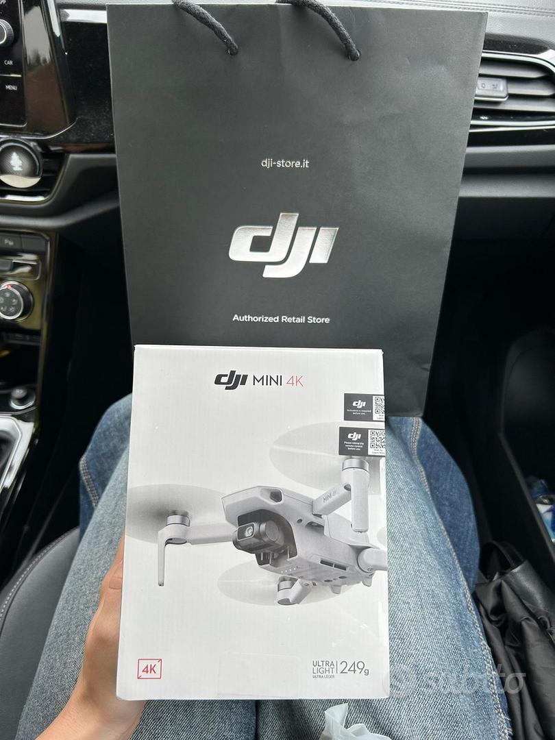DJI Mini 4K Fly More Combo, drone per adulti, fotocamera 4K HD, < 249 g, stabilizzatore 3 assi, trasmissione video 10 km, return automatico, 3 batterie per tempo di volo max 93', QuickShots