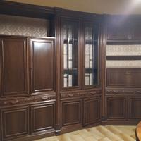 Mobile da sala con tavolo e sedie