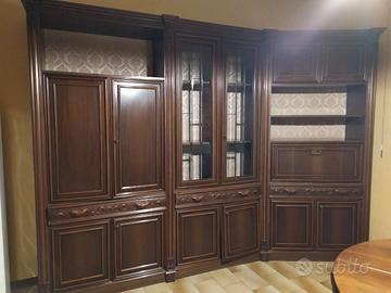 Mobile da sala con tavolo e sedie