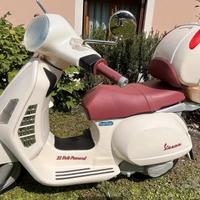 Vespa e casco Peg Perego