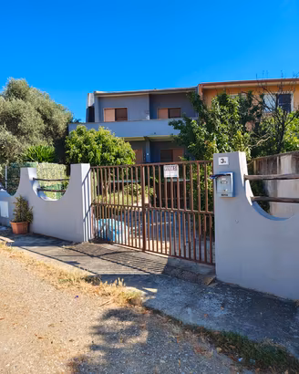 Porzione di villetta bifamiliare con giardino 