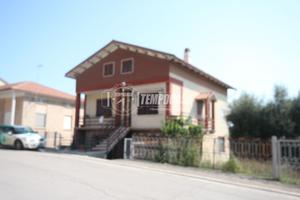 CASA SINGOLA CON CORTE E LABORATORIO