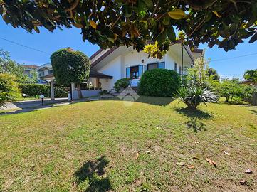 VILLA SINGOLA A CAMPAGNA LUPIA