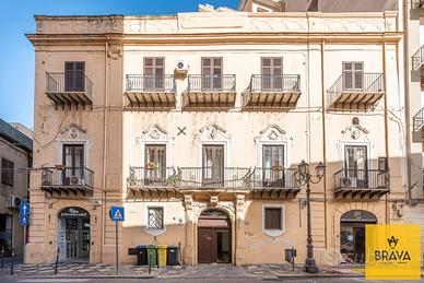 In palazzo storico con affreschi e terrazzo