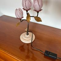 Lampada da tavolo in ottone con fiori di Murano