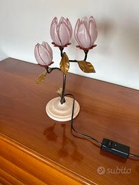 Lampada da tavolo in ottone con fiori di Murano