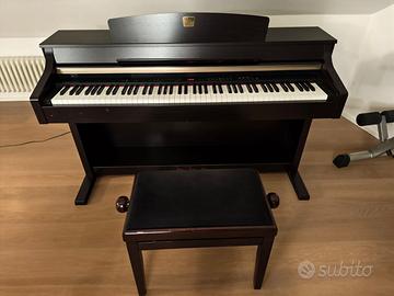 PIANOFORTE ELETTRICO YAMAHA CLAVINOVA - OMAGGIO