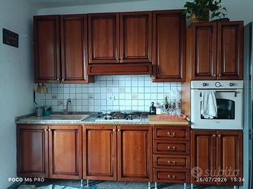 cucina ante in legno + forno e fuochi + tavolo