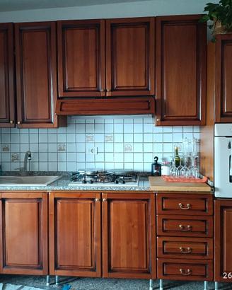 cucina ante in legno + forno e fuochi + tavolo