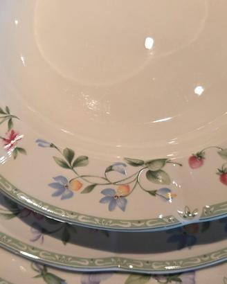 servizio piatti, e tazze x 12 persone 