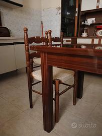 Tavolo in legno con sei sedie