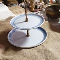 Alzatina con piatti in ceramica