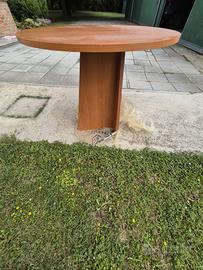 Tavolo rotondo con base centrale moderna