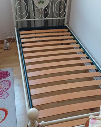 Letto singolo in ferro battuto con rete a doghe 