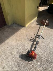 Taglia erba a filo. Motore a scoppio.