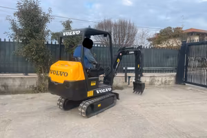 E232 - Mini escavatore 15 q.li Volvo EC15