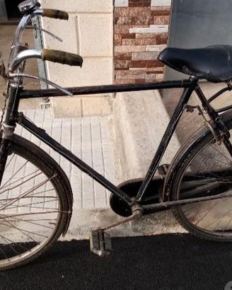 Vecchia bicicletta con  freni a bacchetta 