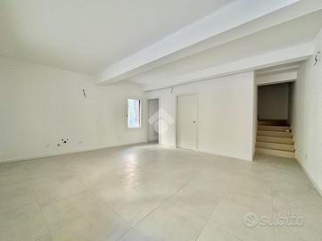 CASA SEMINDIPENDENTE A SOMMACAMPAGNA