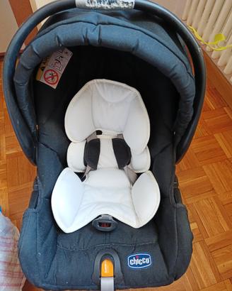 Seggiolino auto Chicco Keyfit con cuscino bianco.